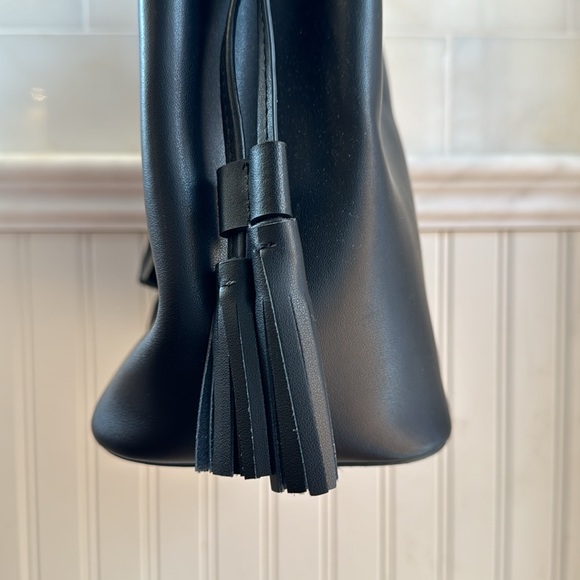 Black vegan leather bucket bag - Picture 2 of 7